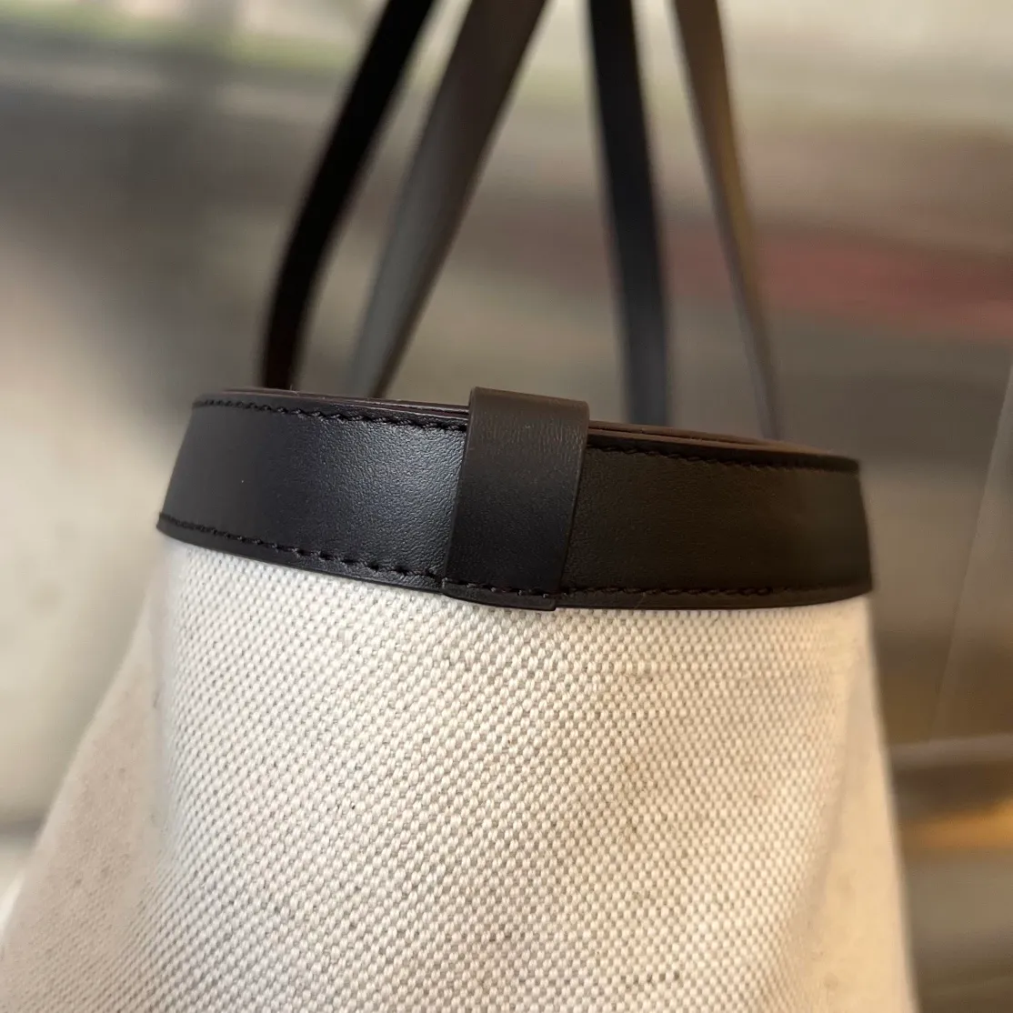 BV's new Flip Flap tote handbag 754915 is suitable for both men and women. It is made of primary-color canvas fabric. It is casual and resistant, with a zipper pouch extending on the front of the bag. It can be folded inside and outside. It is made of contrasting lntrecciato woven calfskin, canvas and leather. It enhances the flexibility of the leather, is durable and not outdated, and is lazy to the core. It is really cool and super practical. The best companion for travel and commuting🥰🥰 Size: 38x30.5x28 P1920